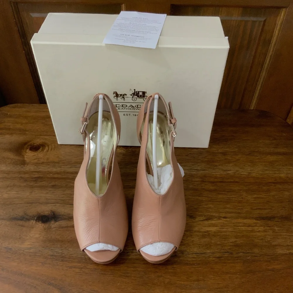 COACH Apryl Nude Nubuck Cut Out Peep Toe Logo‎ Buckle Stilettos NIB - Picture 14 of 14